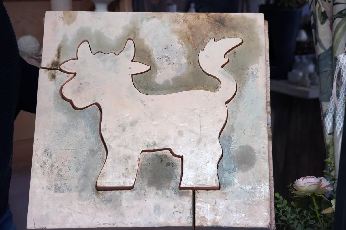 Eine Styrodur-Form von Michelle Baumgartner. Das Motiv einer Kuh ist bei ihrer Kundschaft sehr beliebt. Seit bald zehn Jahren betreibt Michelle Baumgartner aus Wila die Beton-Garage.
