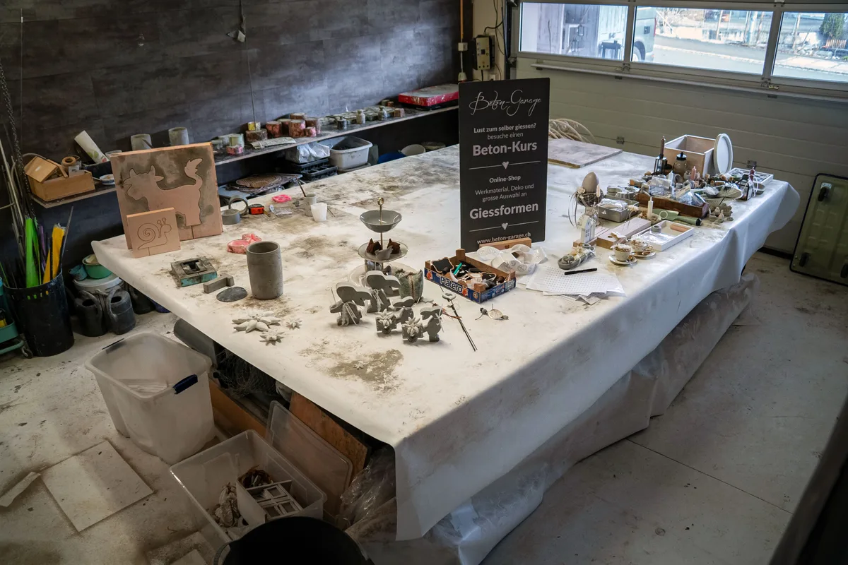 Hier bietet sie auch Kurse an – oder arbeitet an ihren eigenen Figuren. Seit bald zehn Jahren betreibt Michelle Baumgartner aus Wila die Beton-Garage. Sie stellt Figuren aus Beton her und verkauft Formen in ihrem Onlineshop. Davon kann sie sogar leben.