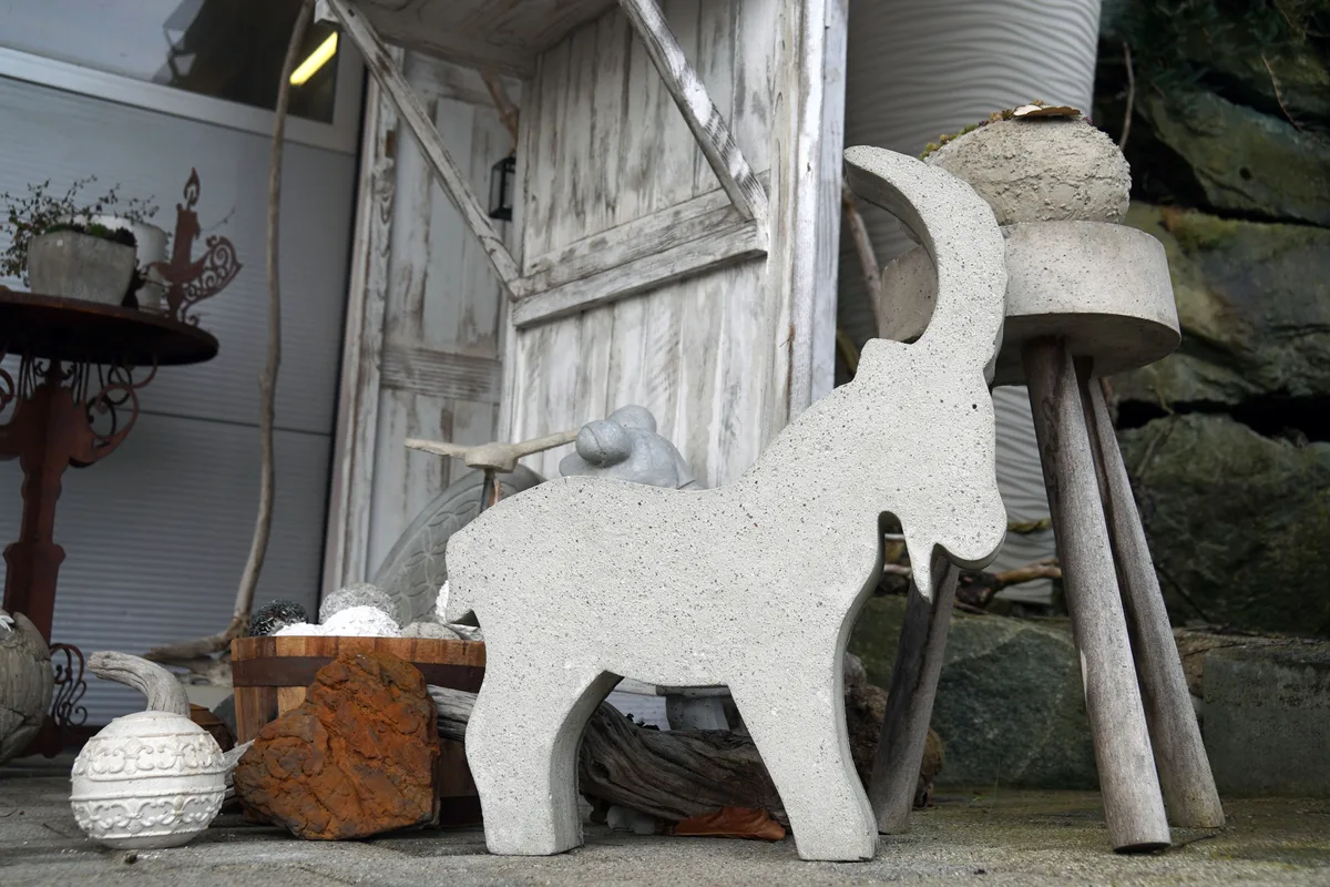 Aus den Styrodur-Formen entstehen Objekte wie dieser Steinbock. Seit bald zehn Jahren betreibt Michelle Baumgartner aus Wila die Beton-Garage.