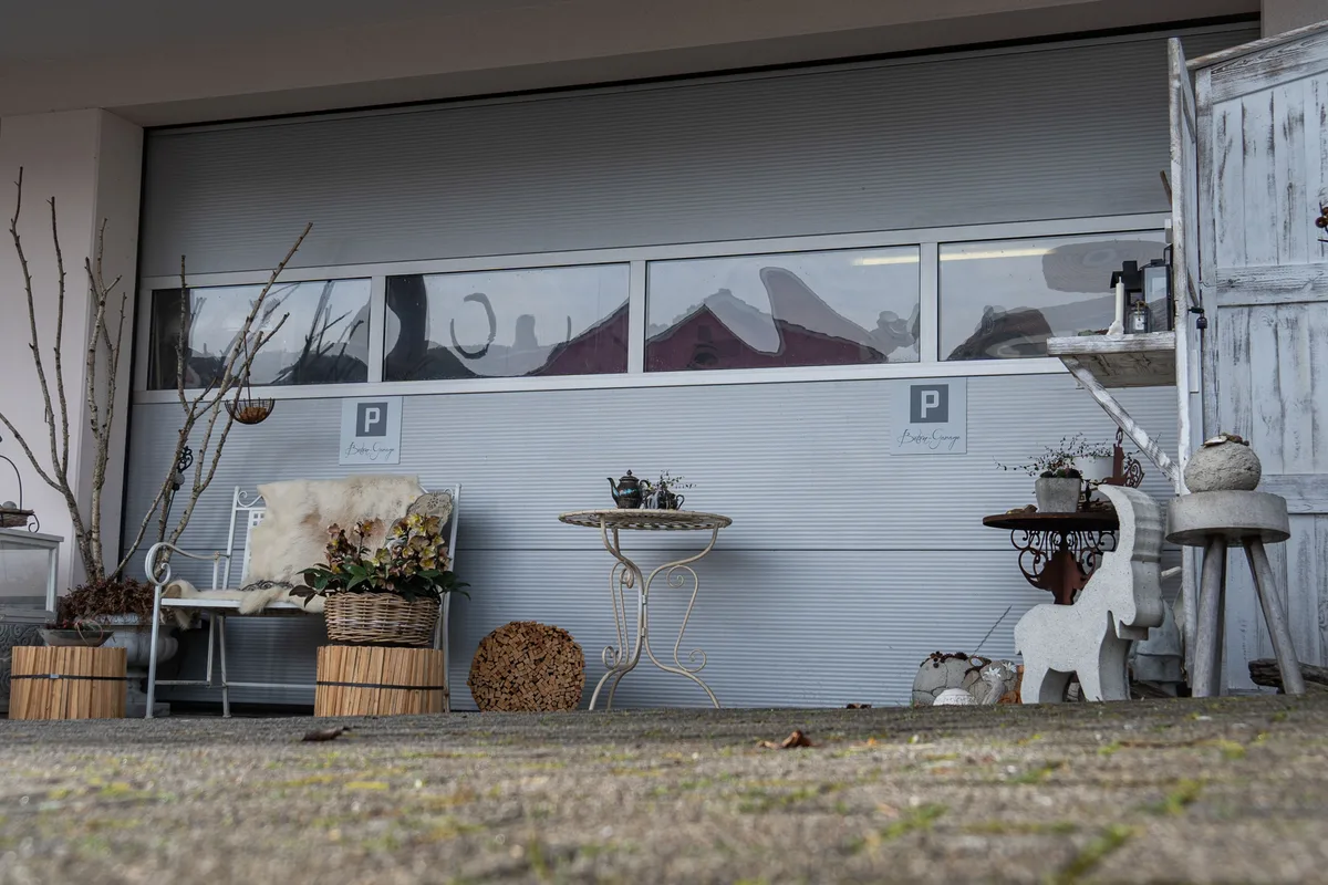 Die Beton-Garage in Wila von Michelle Baumgartner. Seit bald zehn Jahren betreibt Michelle Baumgartner aus Wila die Beton-Garage.