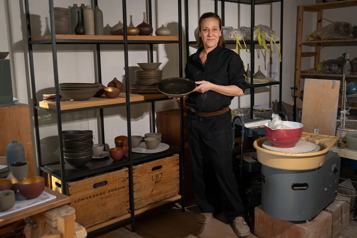 Sibylle Brüngger ist sich bewusst, dass ihre Stücke nicht für jeden sind. Sibylle Brüngger betreibt ein Keramikatelier in Saland und lebt von ihrem Handwerk.