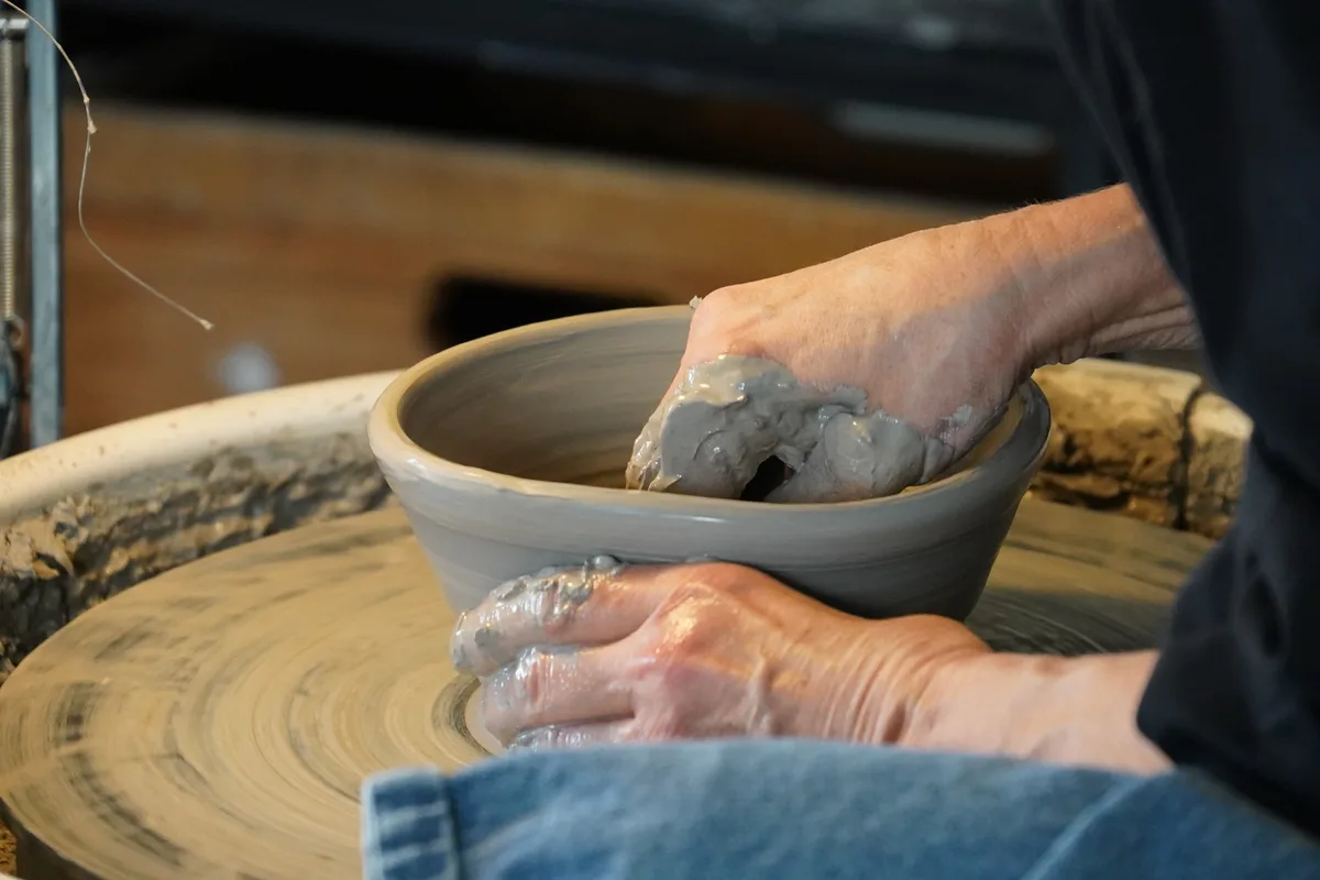 Sibylle Brüngger betreibt ein Keramikatelier in Saland und lebt von ihrem Handwerk.
