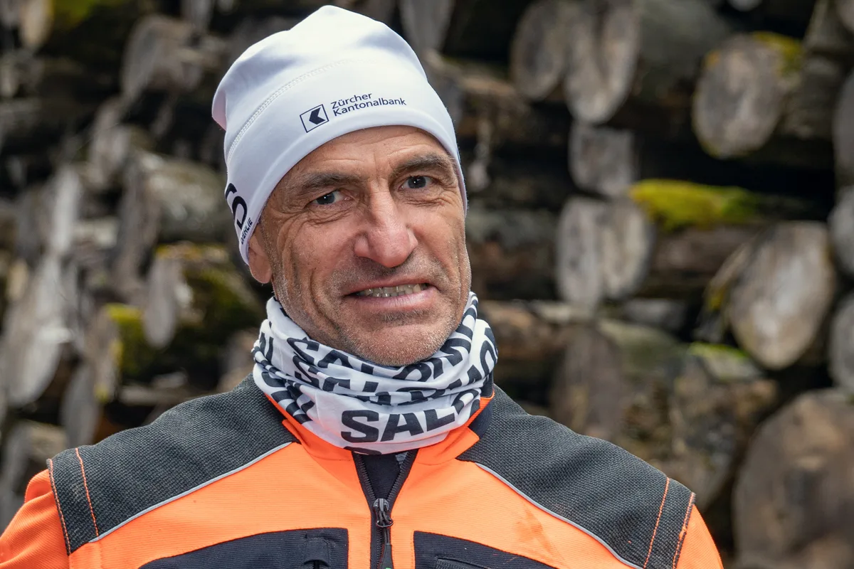 In seiner Position als Förster sieht sich Hano Vontobel als Landschaftsmanager. Mann vor Holzstapel