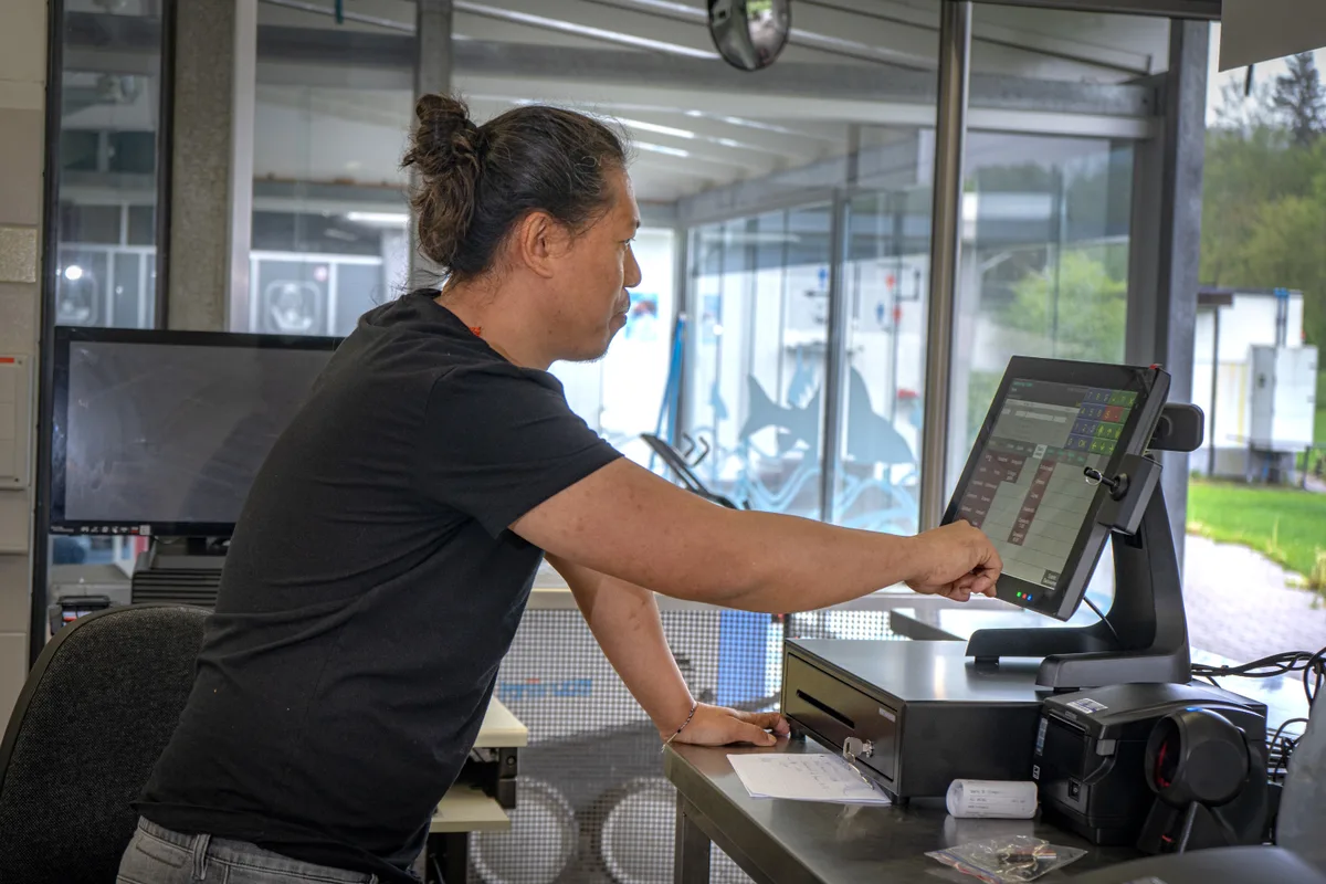 Karma Goyartsang trifft die letzten Vorbereitungen, bevor die Badi am 10. Mai wieder öffnet. 