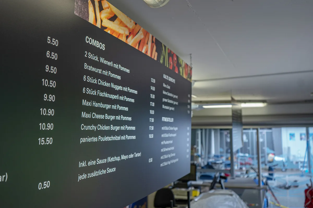 Menükarte mit verschiedenen Gerichten im Badi-Bistro.