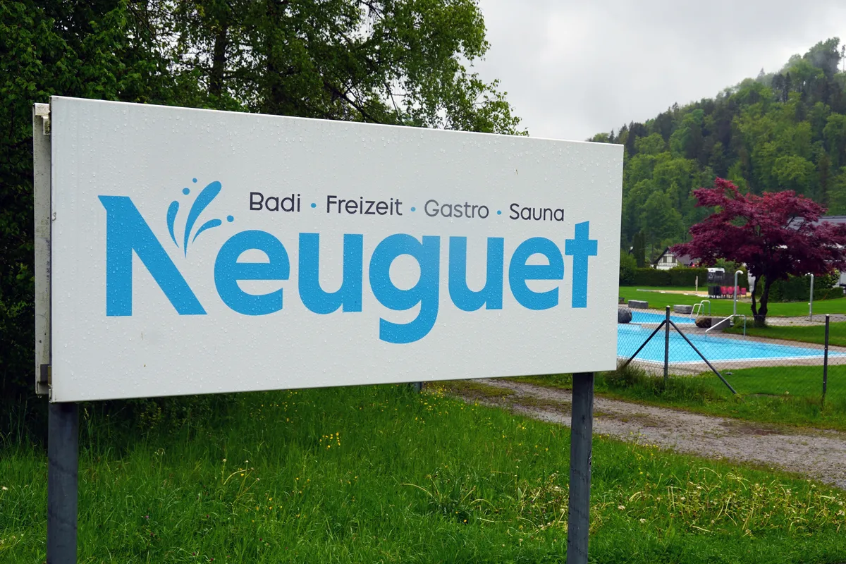 Das neue Logo der Badi, das seit letztem Jahr eingeführt worden ist, ist auf den Schildern rund um die Badi zu sehen. 