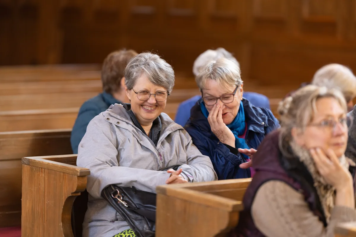 Das Gezeigte schien bei Pfarrerin Isabel Stuhlmann (links) von der Reformierten Kirche Turbenthal-Wila Anklang zu finden. Am 23. Mai hat in Turbenthal die «Lange Nacht der Kirchen» stattgefunden.