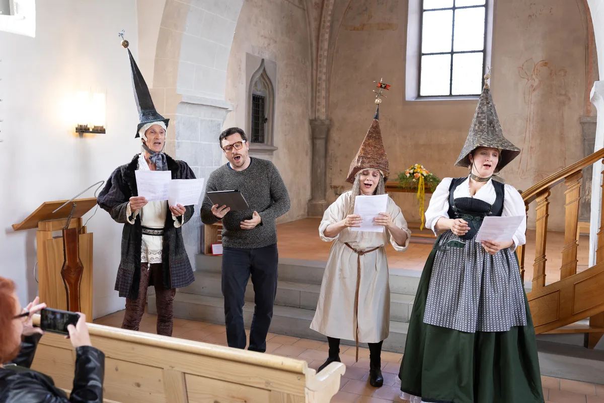 25706972-2 Das Theater Walouf gab Anekdoten der Kirchengeschichte zum Besten.