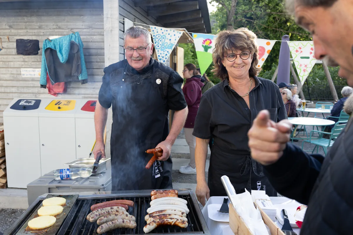 … und zur Stärkung gab es Würste vom Grill, serviert von Dorfmetzger Georg Brunner. Am 23. Mai hat in Turbenthal die «Lange Nacht der Kirchen» stattgefunden.