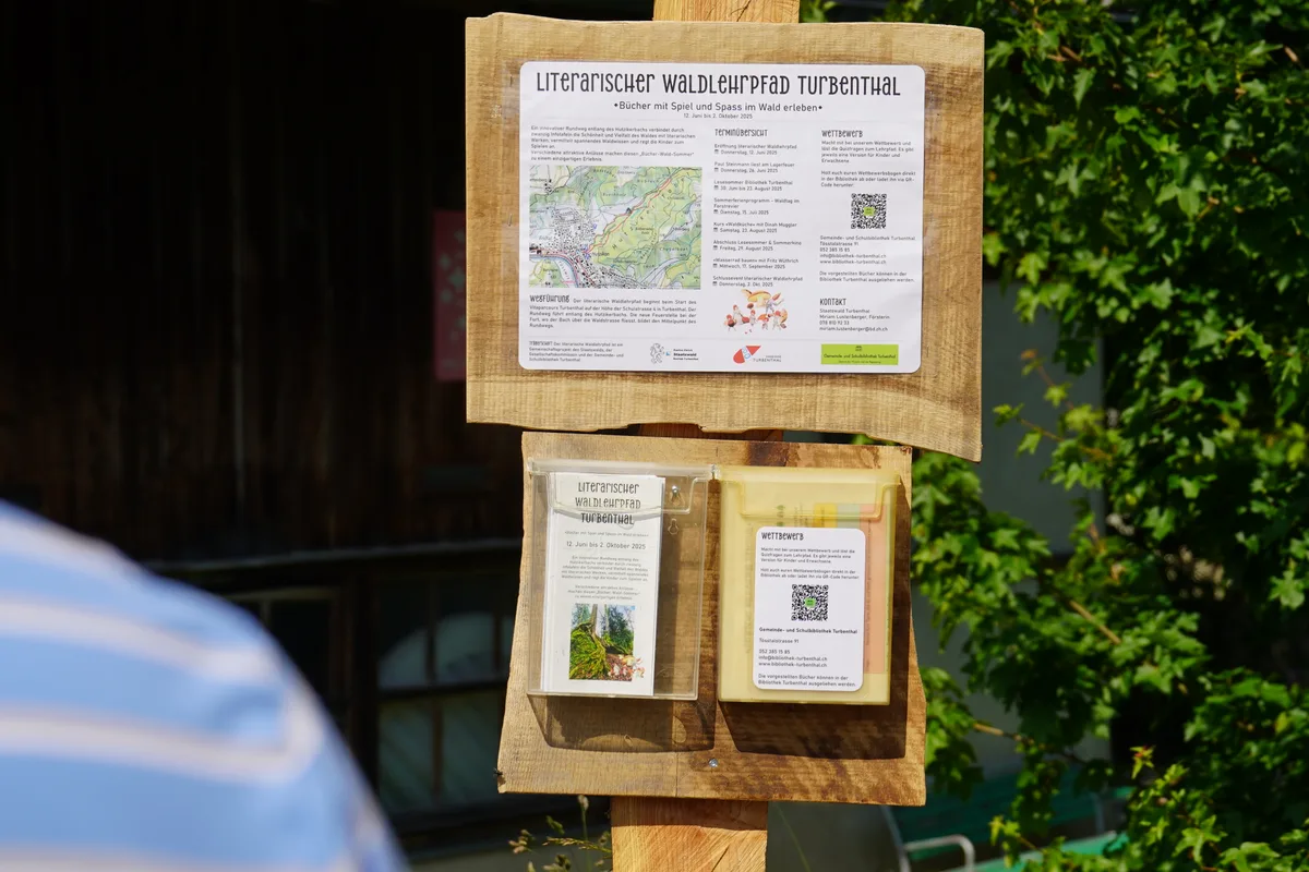 Die Eröffnungstafel des neuen literarischen Waldlehrpfads in Turbenthal.