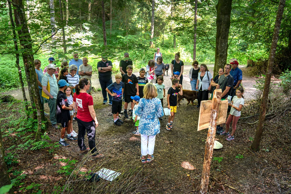 Eröffnungsanlass eines neuen literarischen Waldlehrpfads in Turbenthal.