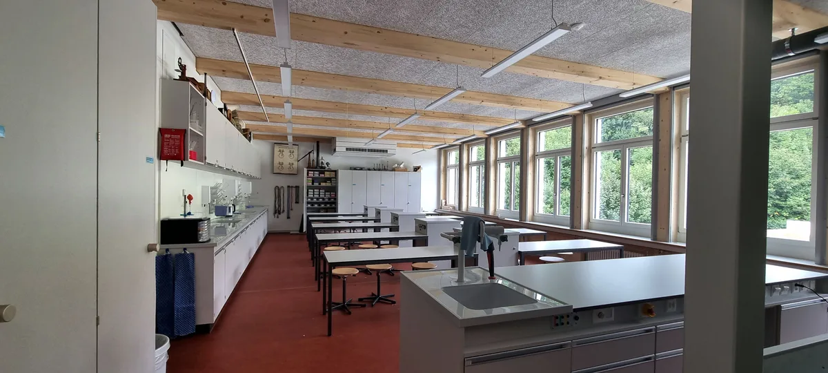 Bruno Kägi hatte eine «grosse Wunschliste» für sein neues Naturwissenschaftszimmer. Bekommen hat er fast alles. Der Naturwissenschaftsraum.