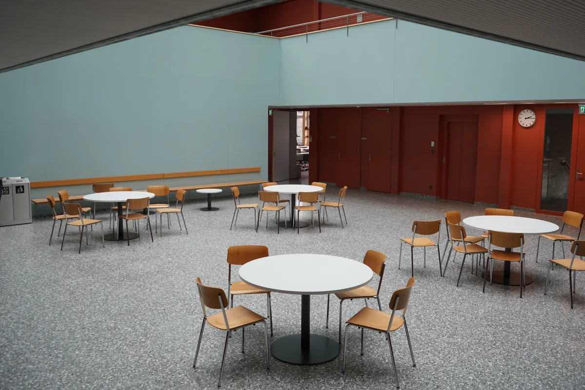 Im zweiten Obergeschoss findet man neu eine Lernlandschaft, die sich etwa für Gruppenaufträge anbietet. So sieht es im aufgestockten Schulhaus Engelburg in der Gemeinde Zell aus, und so arbeitet es sich für die Lehrpersonen.