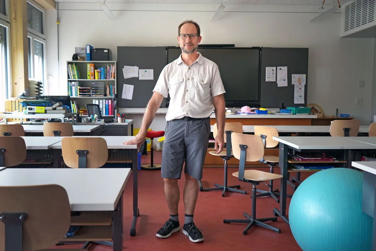 Bruno Kägi hat ein Zimmer im neuen Teil des Schulhauses bezogen. Abgesehen vom altehrwürdigen Pult ist alles Mobiliar neu. Mann in Klassenzimmer
Mathematik, Naturwissenschaften, Englisch, Informatik, Geografie