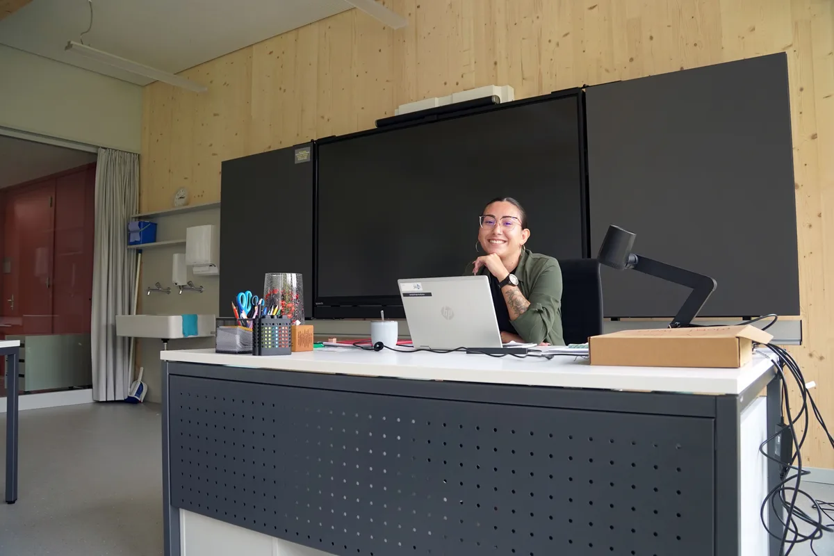 Im Gruppenraum, den die Sozialpädagogin Marijana Despotović nutzt, sieht man Holzakzente. Der Blick schweift dagegen ins Grüne. Marijana Despotović, Sozialpädagogin