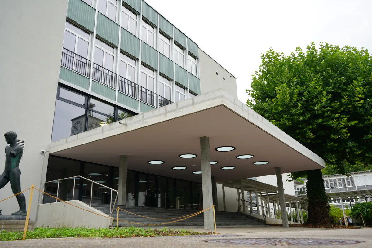 Der erneuerte Eingangsbereich im aufgestockten Schulgebäude.