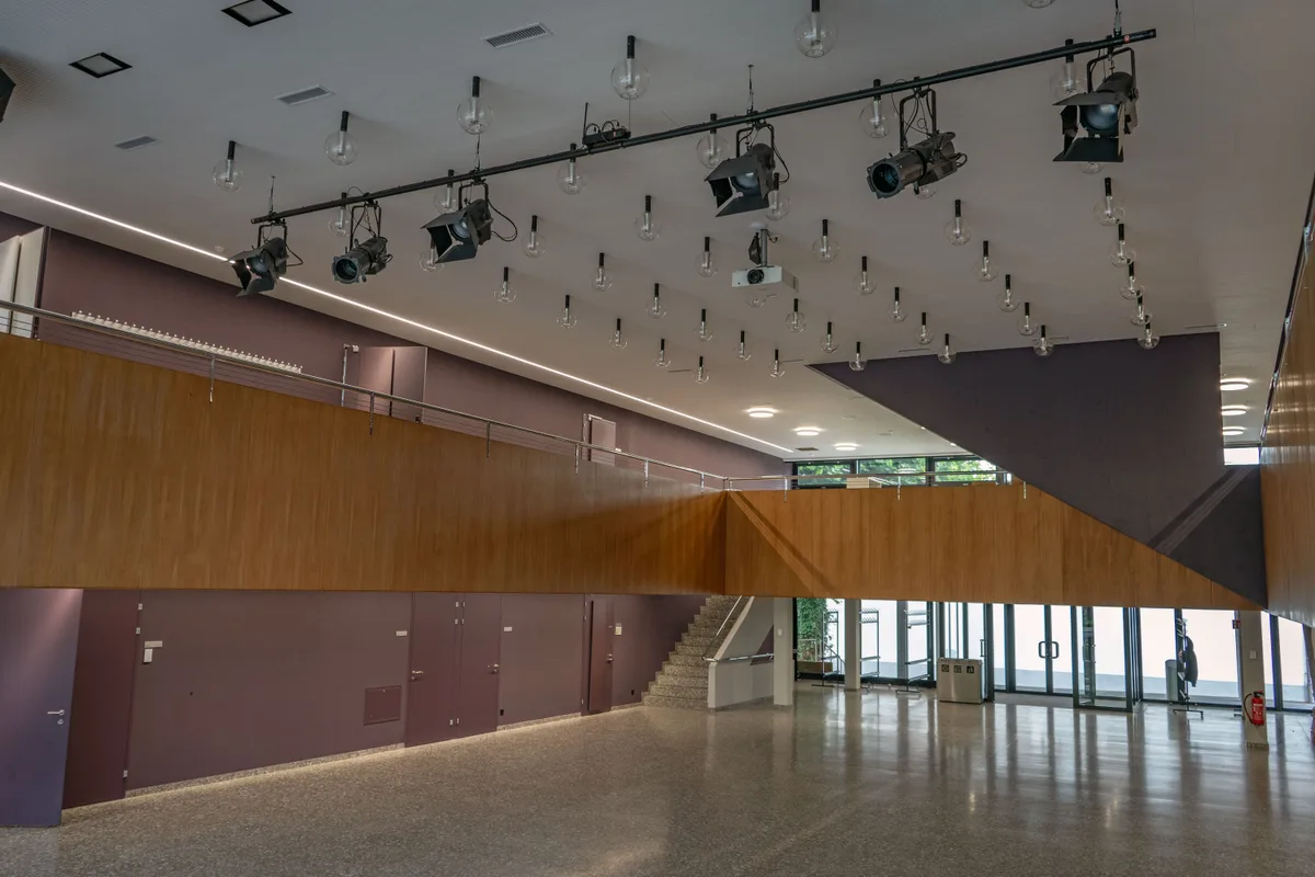 Der Engelburgsaal, in dem die Gemeindeversammlung stattfindet, hat technisch ein Upgrade erhalten. Gut sichtbar oben rechts: der Aufgang in die Erweiterung. So sieht die Eingangshalle aus.