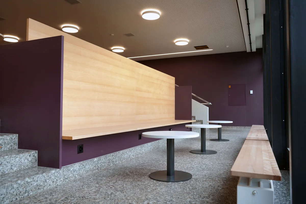 Wo früher der Eingang zum Lehrerzimmer war, kann heute mit Aussicht Kaffee getrunken werden. Das ist der Pausenraum oberhalb von dem Eingangsbereich.