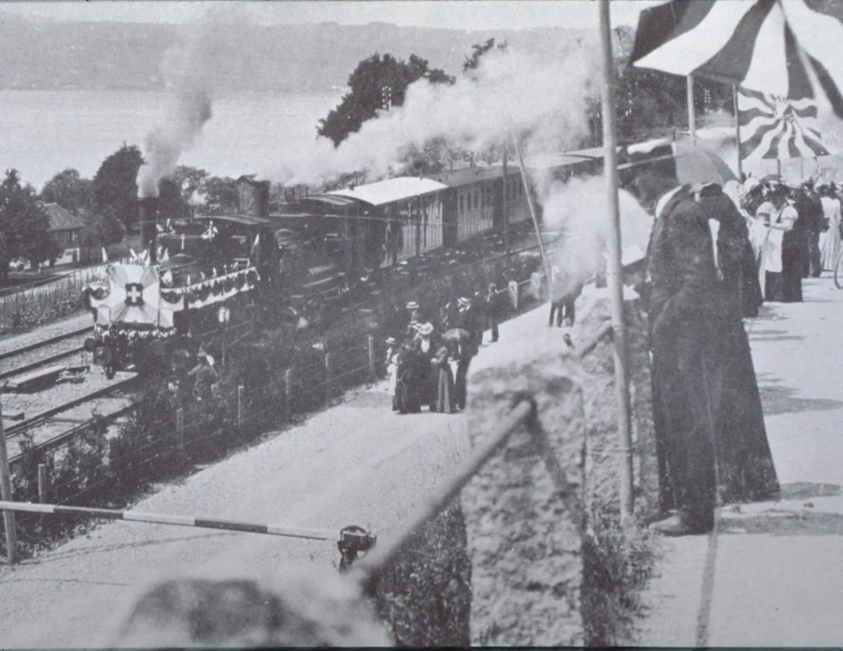 Der Festzug bei der Ausfahrt aus der Station Uerikon am 30. Mai 1901. Der Festzug bei der Ausfahrt aus der Station Uerikon am 30. Mai 1901.
