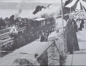 Der Festzug bei der Ausfahrt aus der Station Uerikon am 30. Mai 1901. Der Festzug bei der Ausfahrt aus der Station Uerikon am 30. Mai 1901.