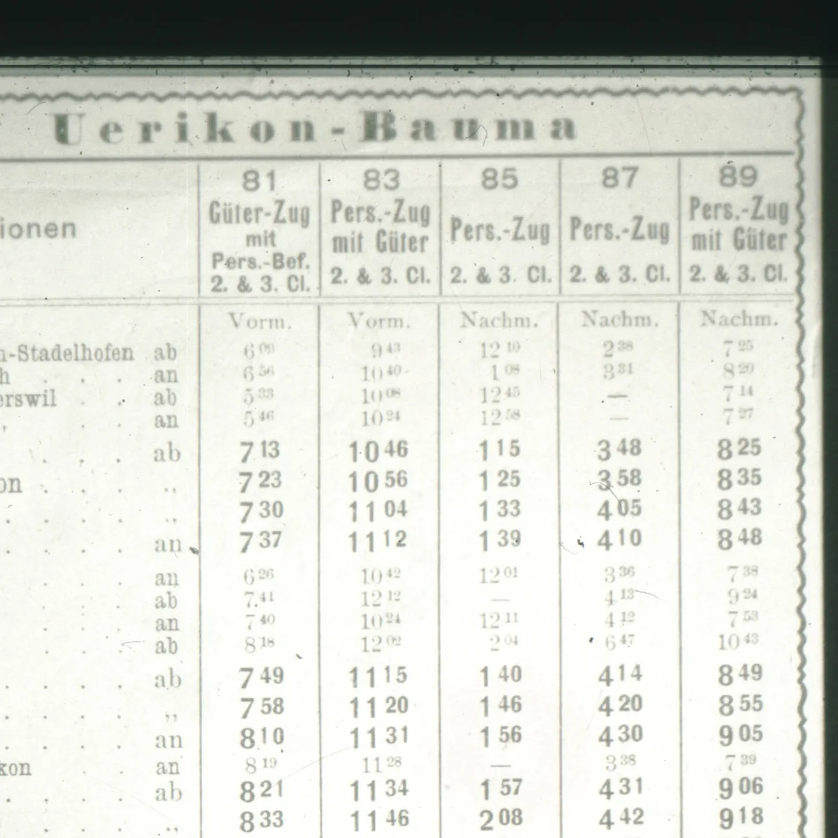 So verkehrten einst die Züge der UeBB: am Vormittag zwei und am Nachmittag drei. Man sieht eine alte Aufnahme eines Fahrplans.