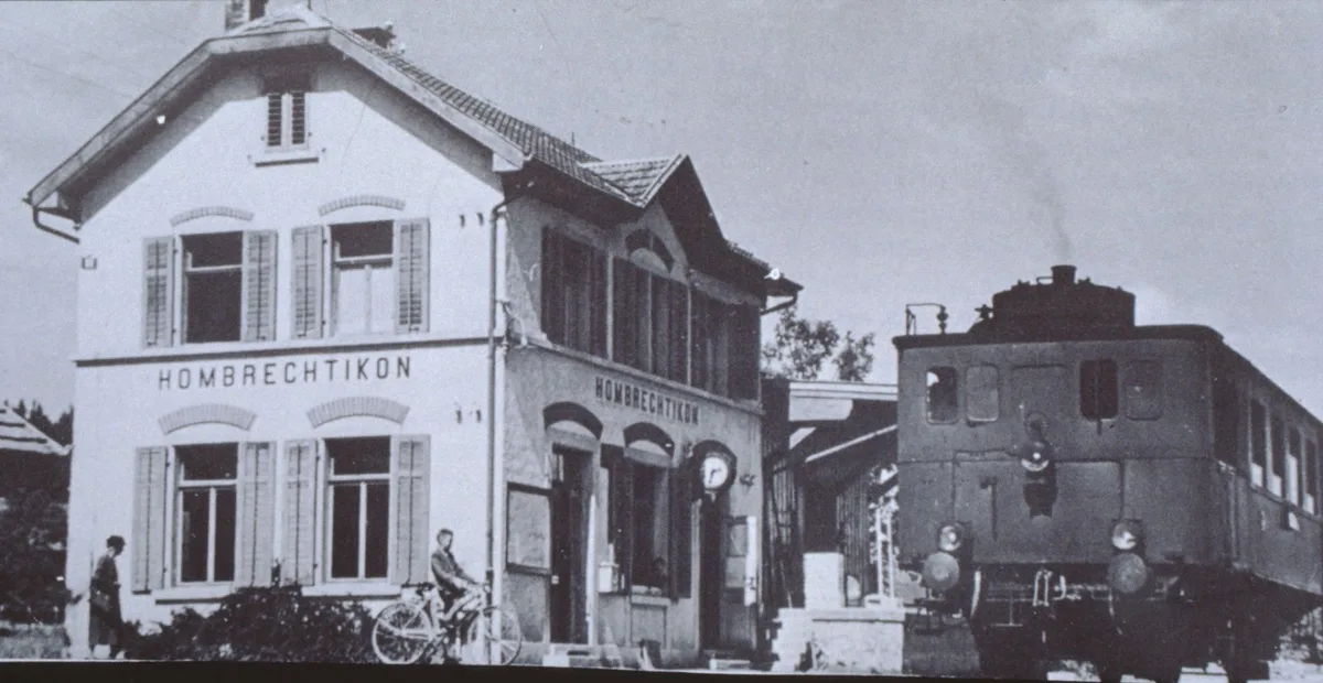 Der Dampftriebwagen vor dem Bahnhof in Hombrechtikon. Der Dampftriebwagen vor dem Bahnhof in Hombrechtikon.