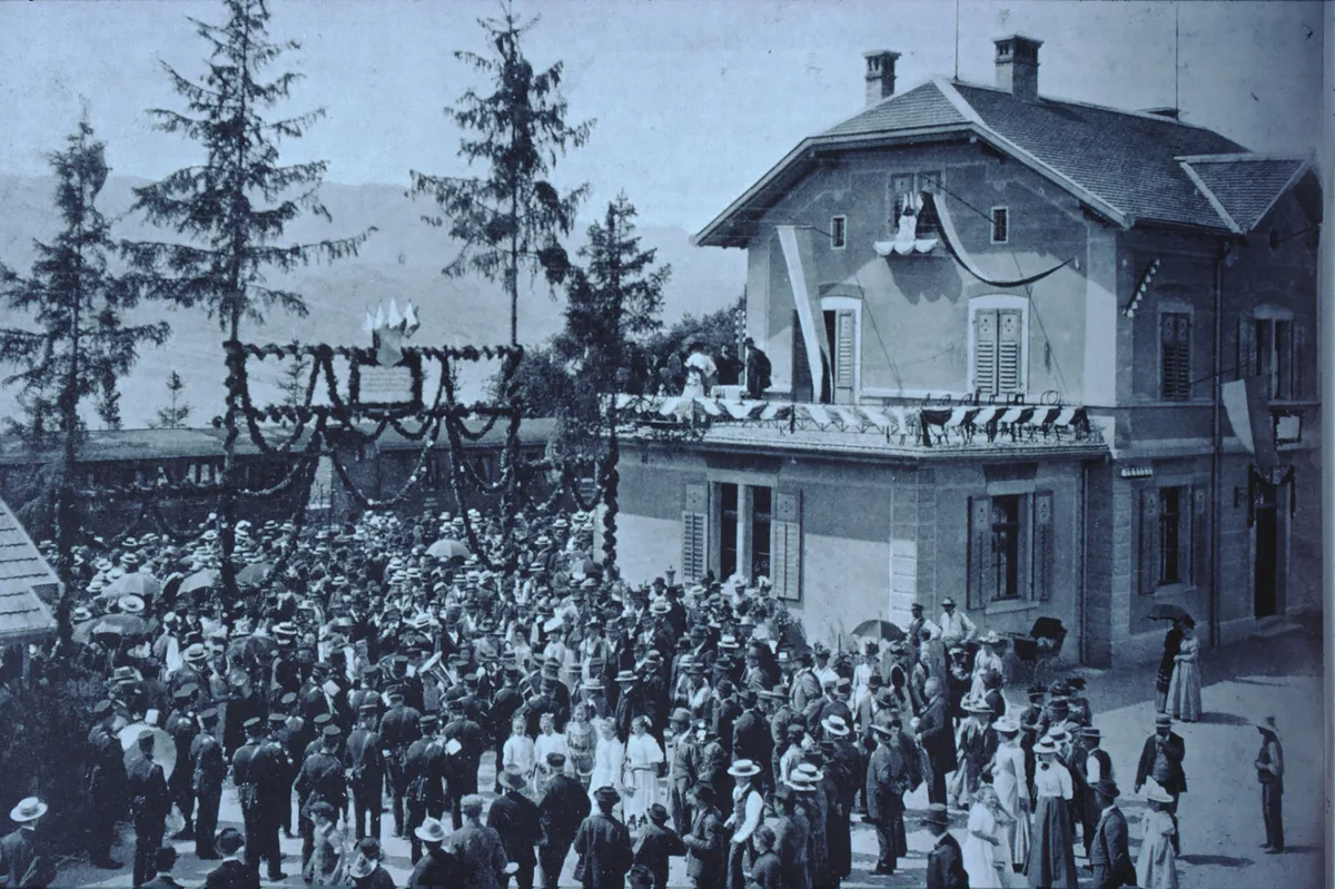 Am Eröffnungsfest am 30. Mai 1901 strömten viele Leute zur Station Uerikon. Uerikon-Bauma Bahnserie