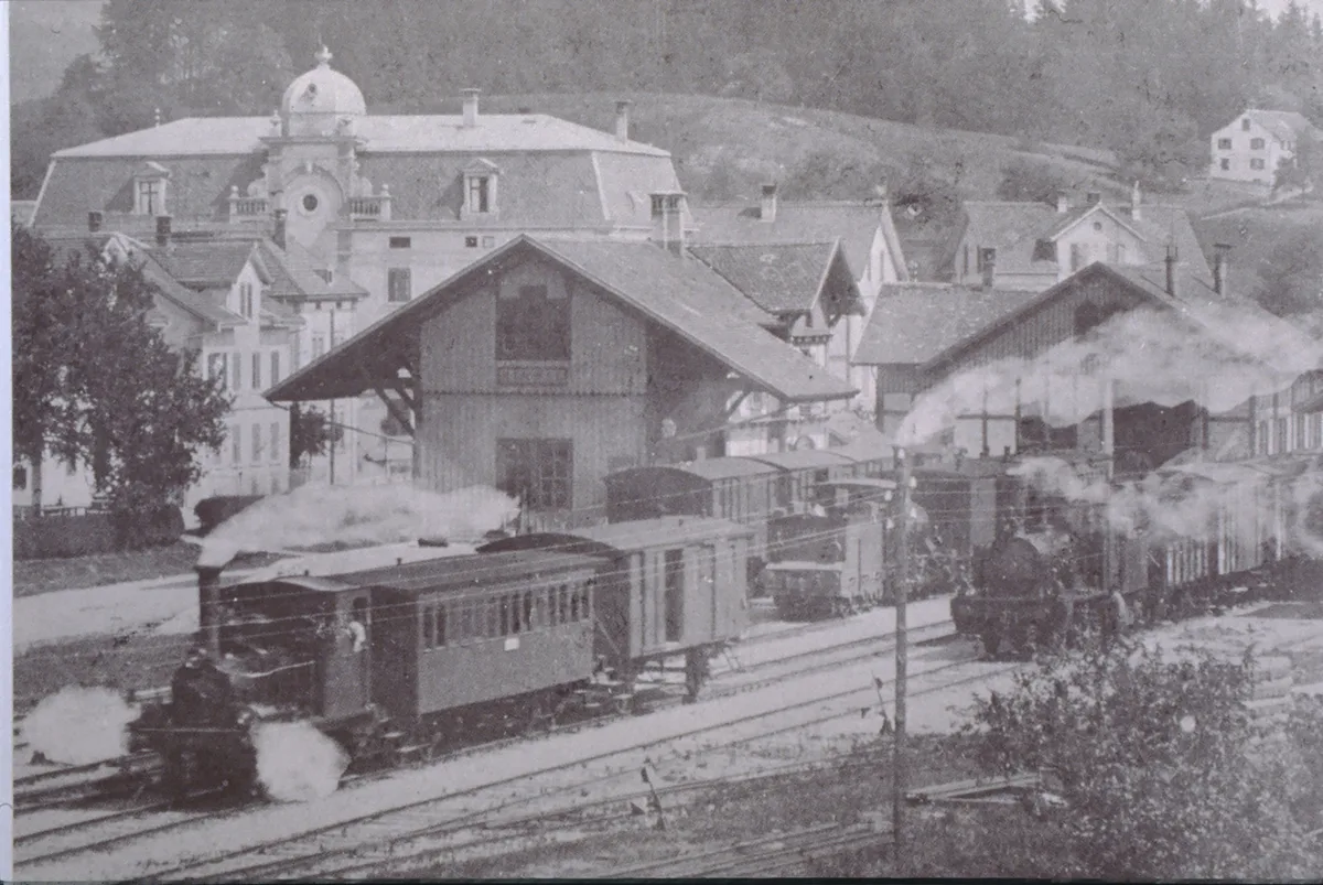 Betrieb auf der Station Hinwil 1902. Im Hintergrund das Hotel Bachtel, das 1936 abbrannte. Uerikon-Bauma Bahnserie