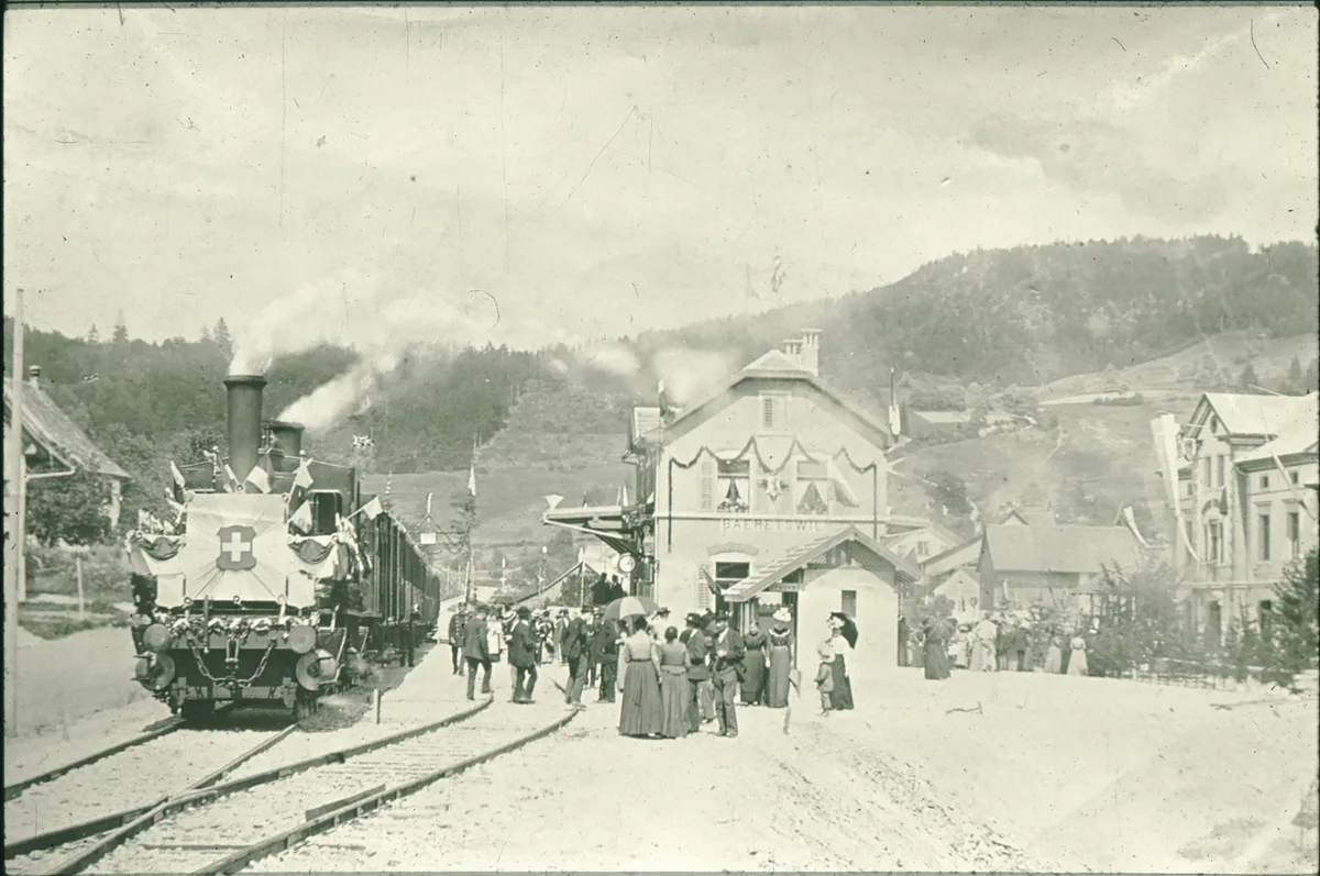 So zeigte sich der Festzug am gleichen Tag im Bahnhof Bäretswil. Uerikon-Bauma Bahnserie