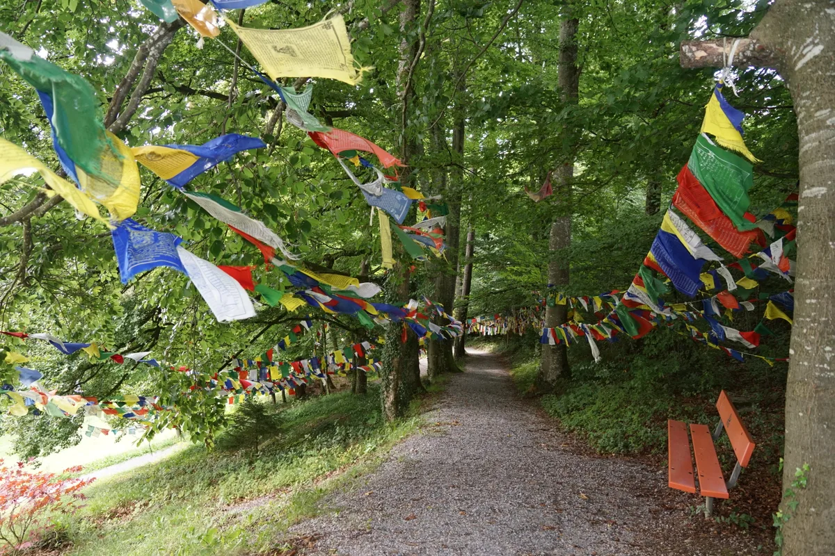 Man sieht bunte Fähnlein im Wind flattern.