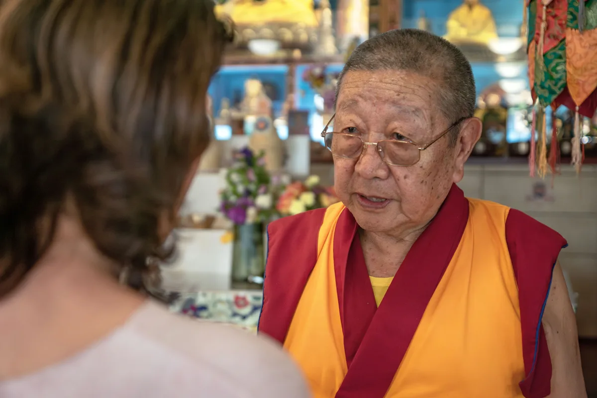 Der 85-jährige Tenzin Jottotshang lebt seit 58 Jahren in Rikon. Man sieht einen 85-jährigen Mönch im Gespräch.