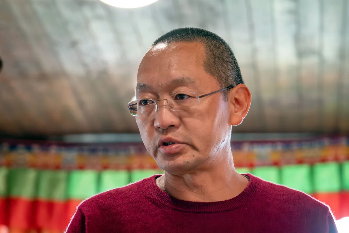 Loten Dahortsang ist Lehrer für Buddhismus. Man sieht einen tibetischen Gelehrten.