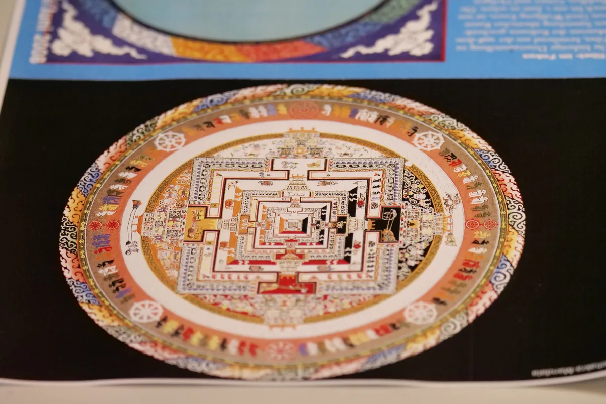 Man sieht eine Vorlage für ein Sandmandala.