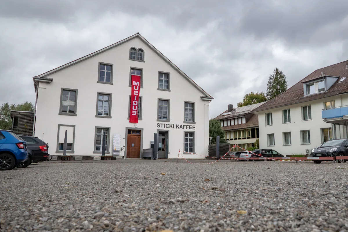 Monika Di Benedetto will dem Sticki Kaffee im Dorfzentrum neues Leben einhauchen und hat dafür ein Crowdfunding lanciert.