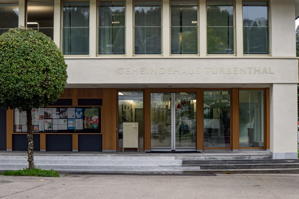 Das Gemeindehaus von vorne.