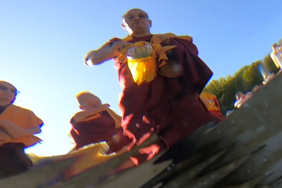 Behutsam nimmt der Abt das Glasgefäss … Unterwassersicht aus der Töss.