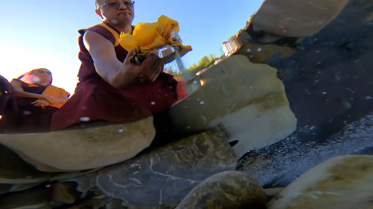 … und übergibt den Bergkristallsand der Töss. Unterwassersicht aus der Töss.