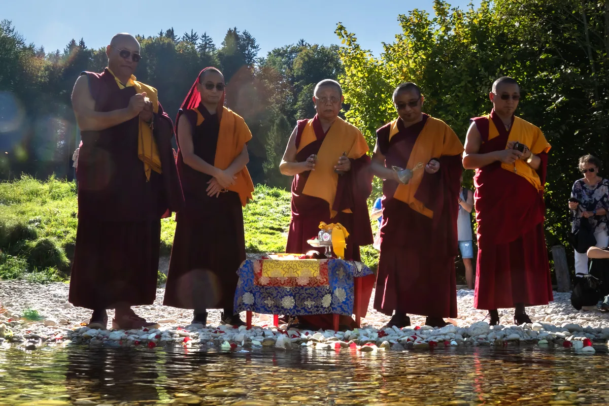 Meditation an der Töss (von links): Dorje-Lopön Tsewang Samdup, Khenpo Tsultrim Dawa, Lama Tenzin, Abt Tenzin Jangchup und Acharya Sonam Gyatso. Man sieht die buddhistischen Mönche an der Töss stehend meditieren.