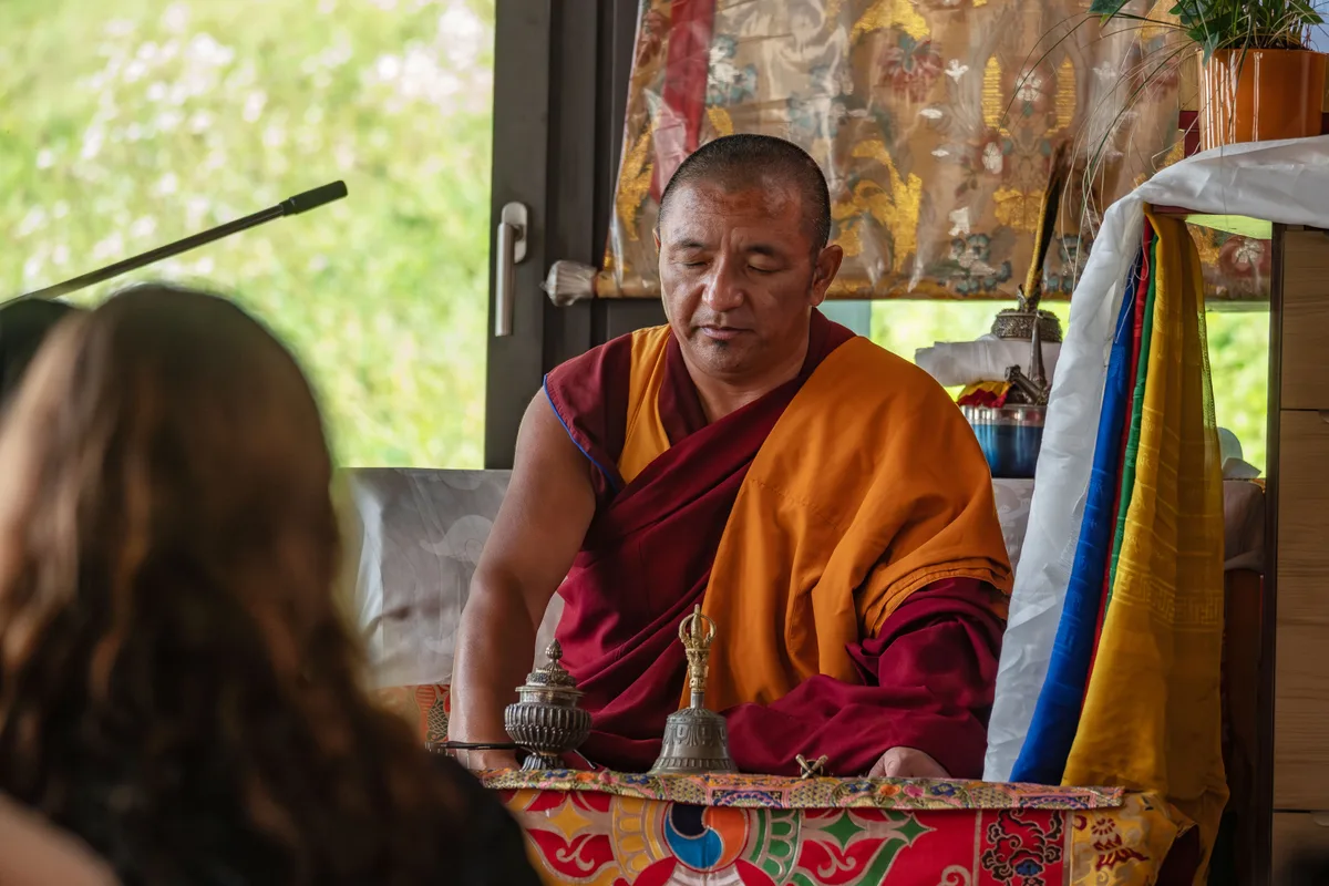 Abt Geshe Tenzin Jangchup beim Meditieren. Abt Geshe Tenzin Jangchup.