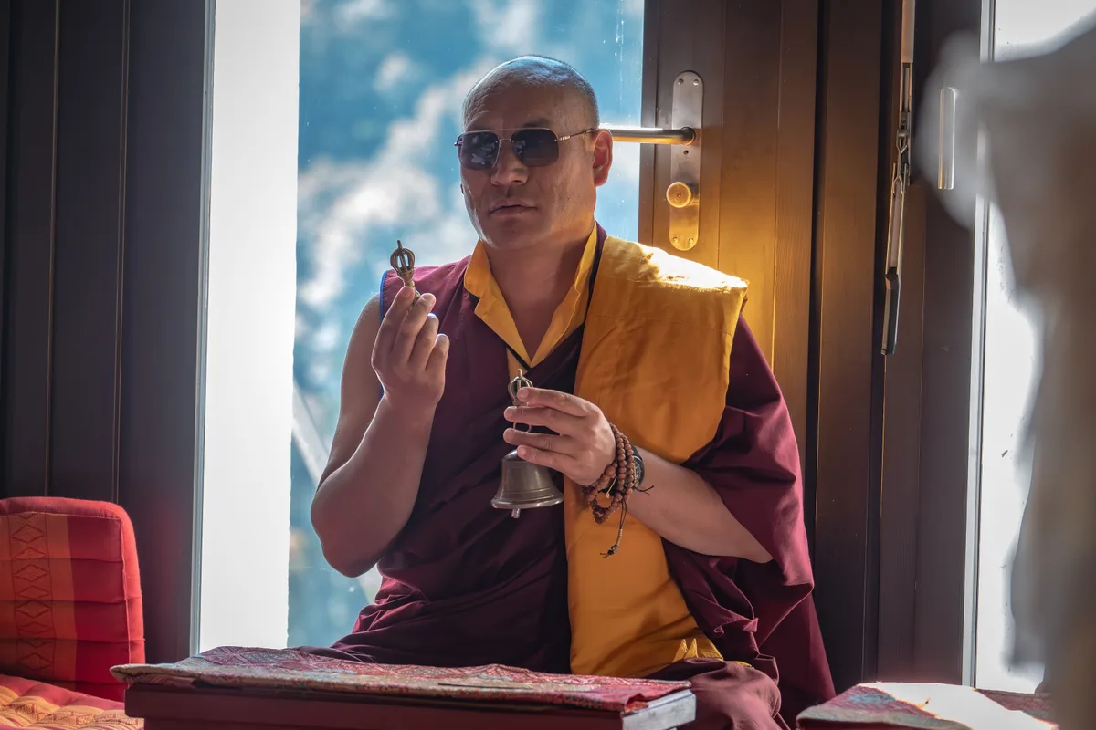 Ein «Dorje», wie ihn dieser Mönch in der rechten Hand hält, diente für die ersten feinen Linien bei der Auflösung. Man sieht einen buddhistischen Mönch, der in der einen Hand eine Glocke und in der anderen ein Dorje hält.