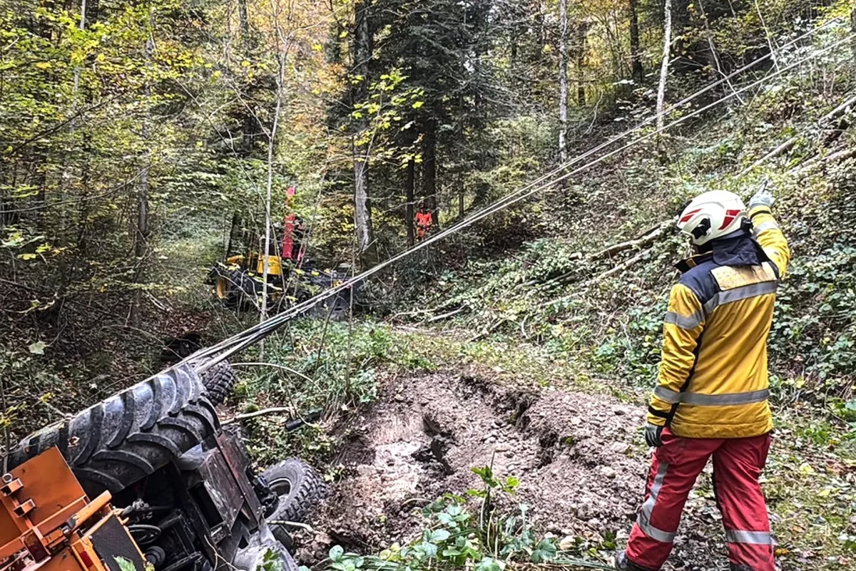 In einem ersten Schritt konnte das Gefährt mit Seilen wieder aufgestellt werden. Ein auf der Seite liegender Traktor wird mit einem Seil nach oben gezogen.