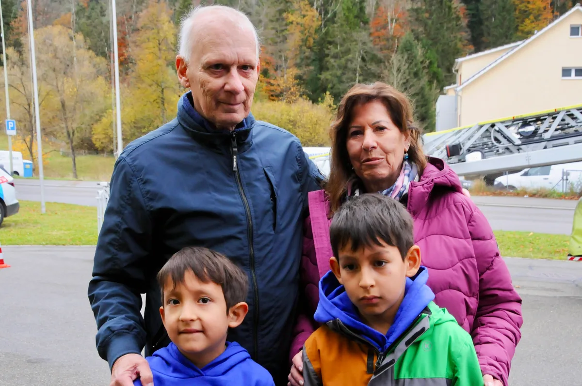 Man sieht Grosseltern mit ihren Enkeln.