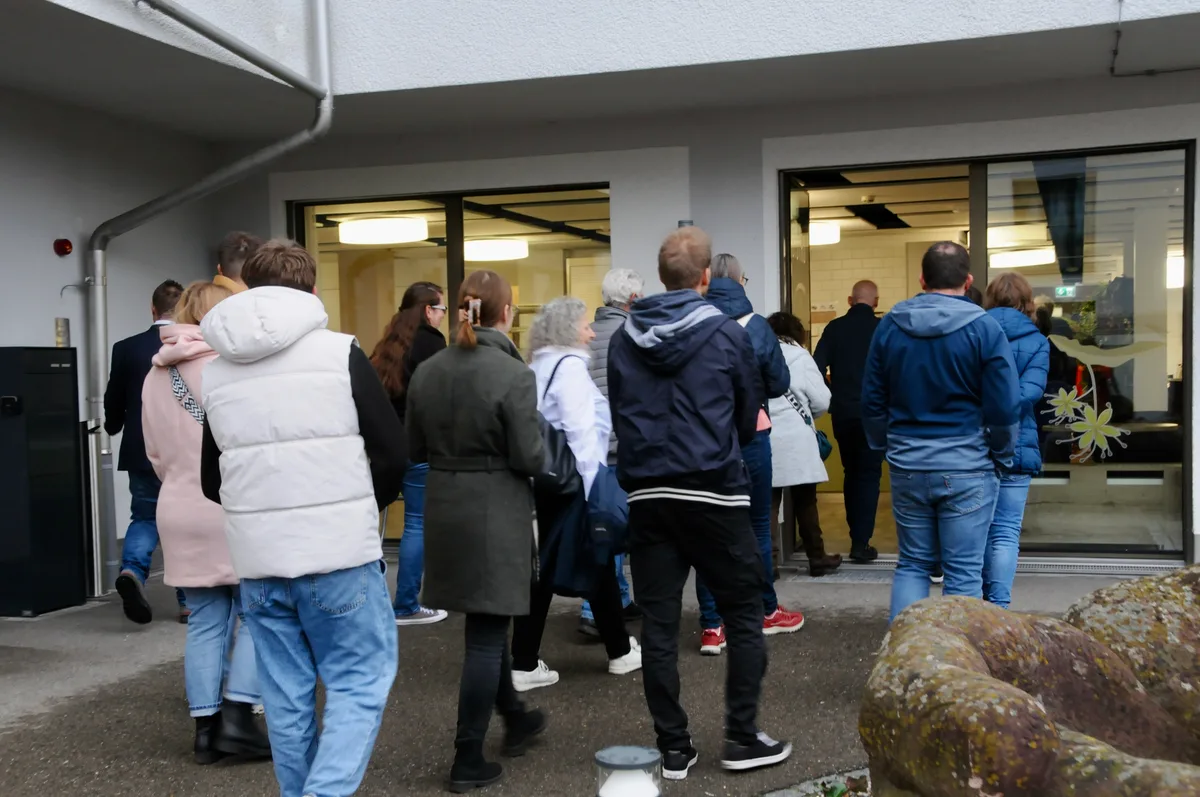 Man sieht die neuen Dorfbewohner vor dem Pflegezentrum Lindehus.