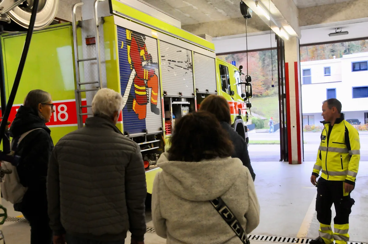Man sieht die neuen Turbenthaler vor dem Tanklöschfahrzeug mit einem Feuerwehrmann.