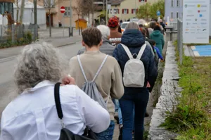 27830118-3 Ein kurzer Spaziergang durch den Ort zum abschliessenden Apéro.
