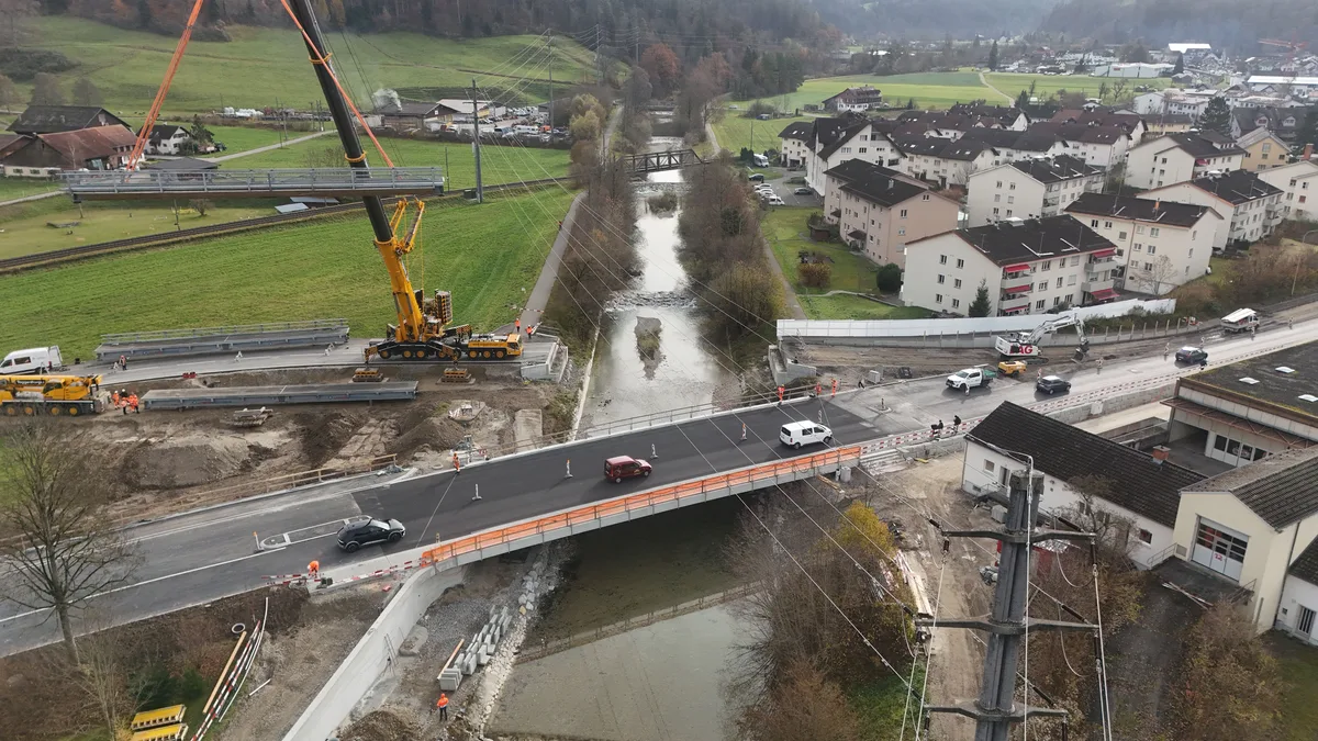 Die neue Wilemer Tössbrücke wird einspurig befahren.