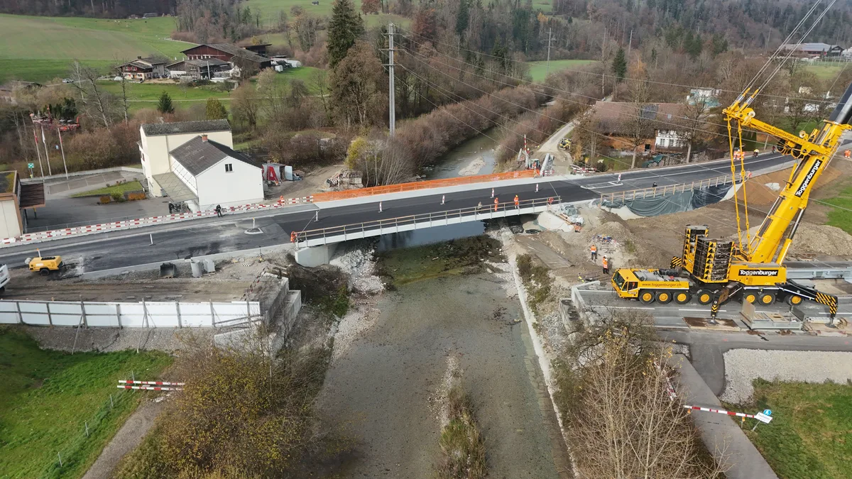 Die neue Brücke und daneben sieht man den alten provisorischen Strassenabschnitt.