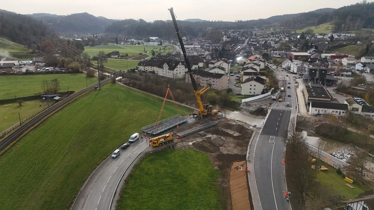Zwei Brücken und ein Kran stehen an der Töss.