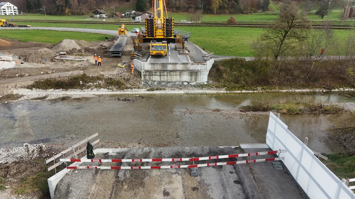Die alte Strasse ohne Brückenteil in der Mitte.