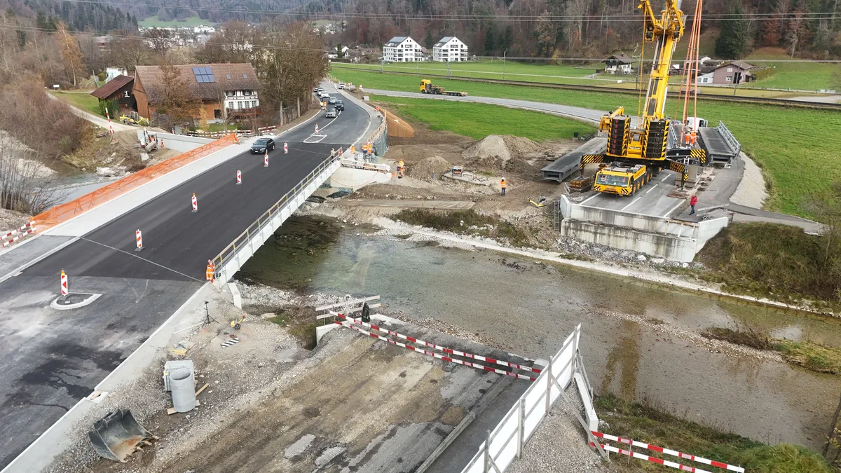 Wo die provisorische Tössbrücke war, klafft nun eine Lücke.